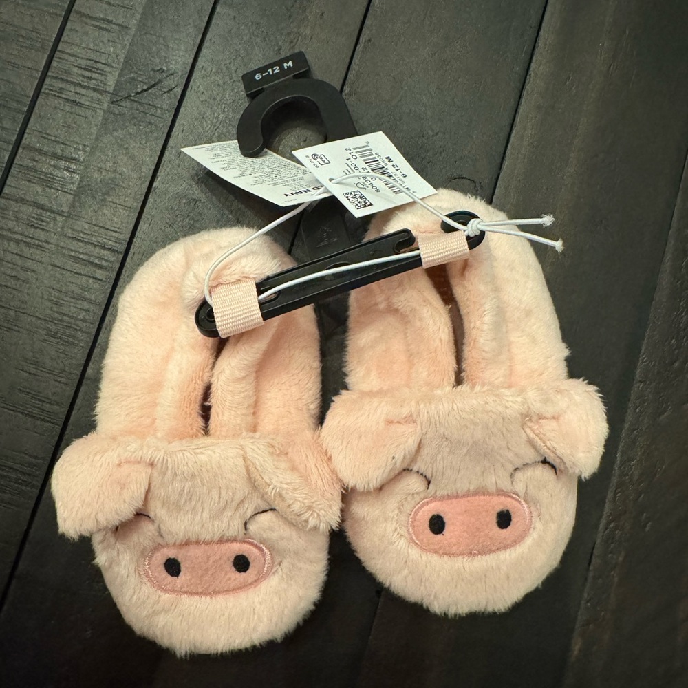Old navy Cute Pink Plush Pig Baby Slippers - NEW 6-12 months